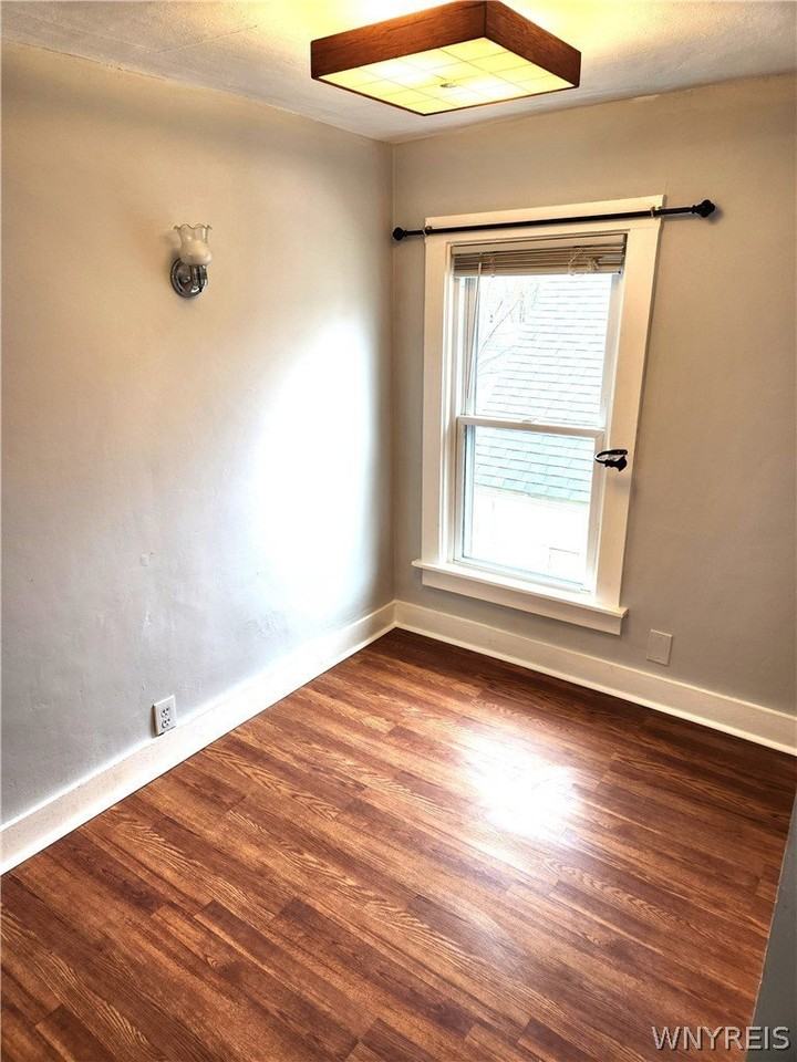 427 Broad St - Photo 7 of 11
