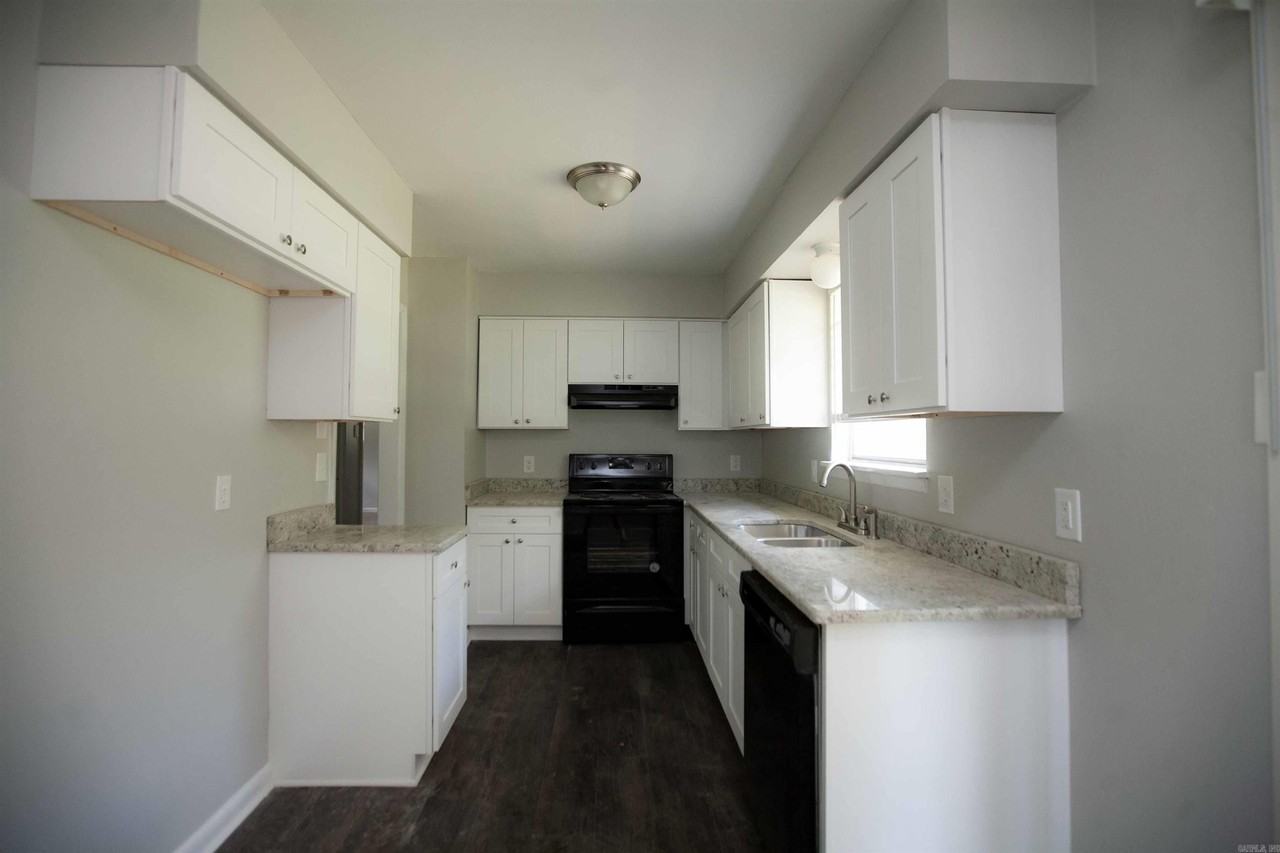 1401 Rebel Dr - Photo 3 of 8