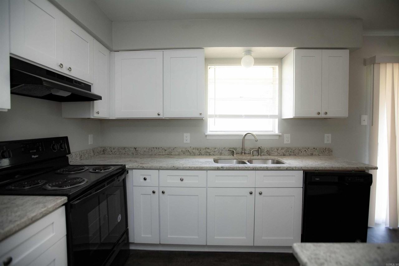 1401 Rebel Dr - Photo 4 of 8