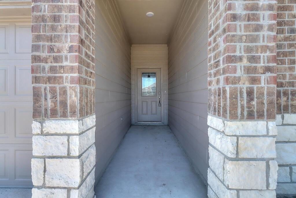 1278 Carnaby St - Photo 4 of 38