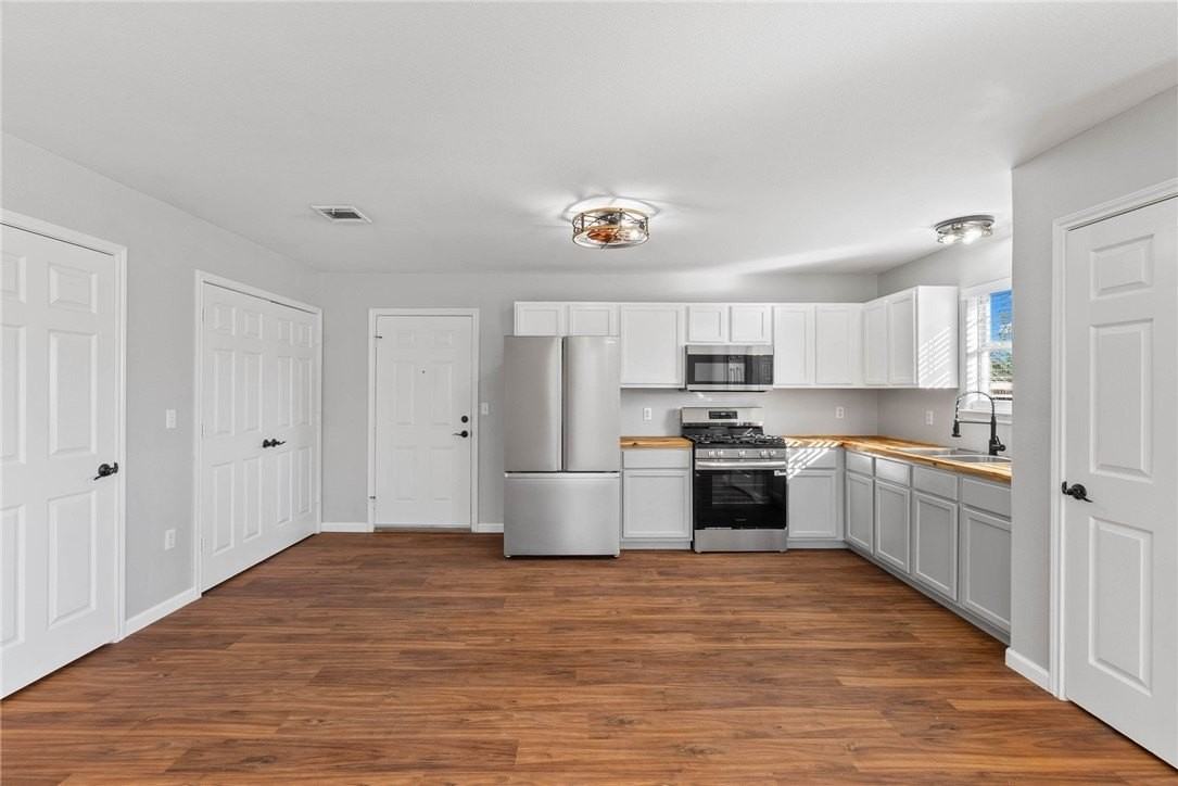 804 Avenue B - Photo 4 of 40