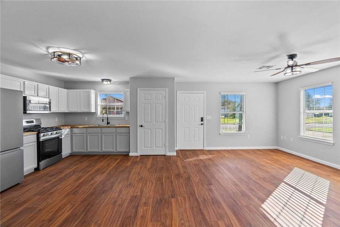 804 Avenue B - Photo 5 of 40