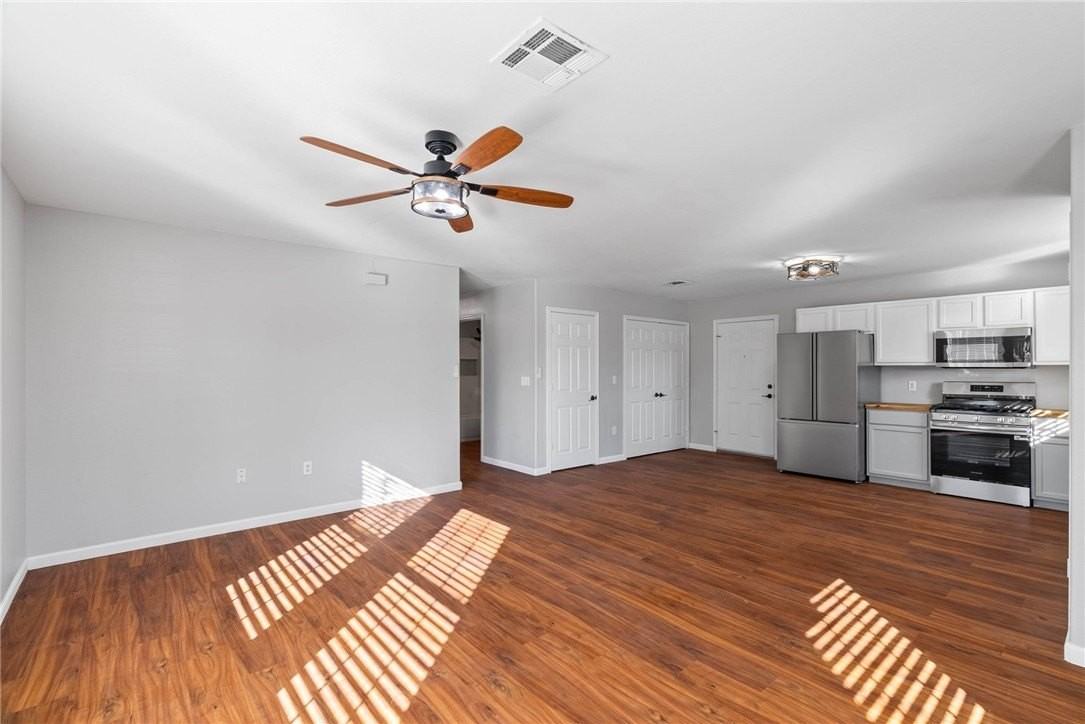 804 Avenue B - Photo 6 of 40