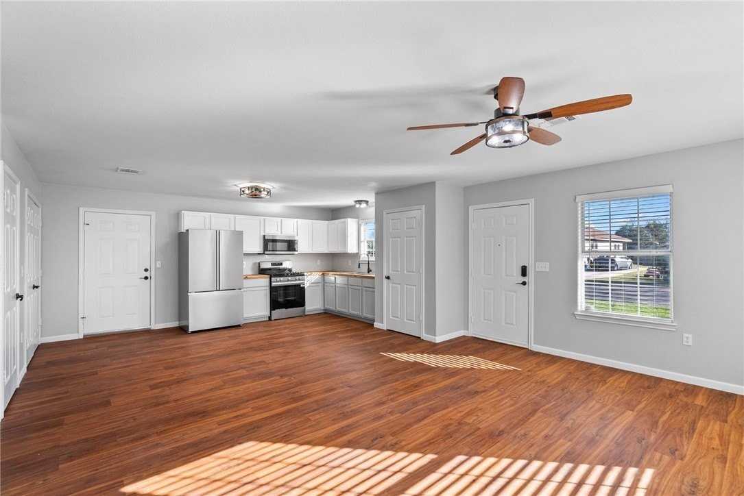 804 Avenue B - Photo 7 of 40