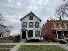 featured image of 598 N Broadway
