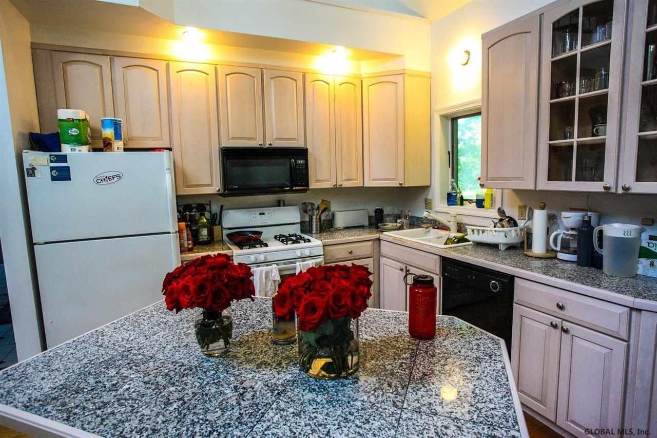 598 N Broadway - Photo 4 of 19