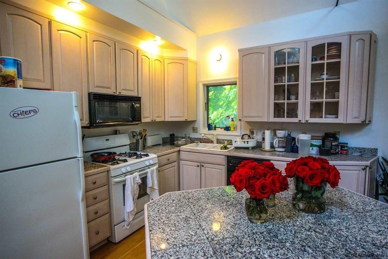 598 N Broadway - Photo 5 of 19
