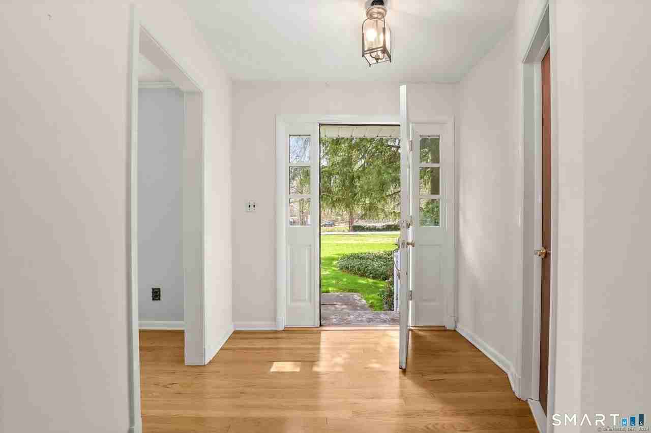 511 Roxbury Rd - Photo 2 of 16