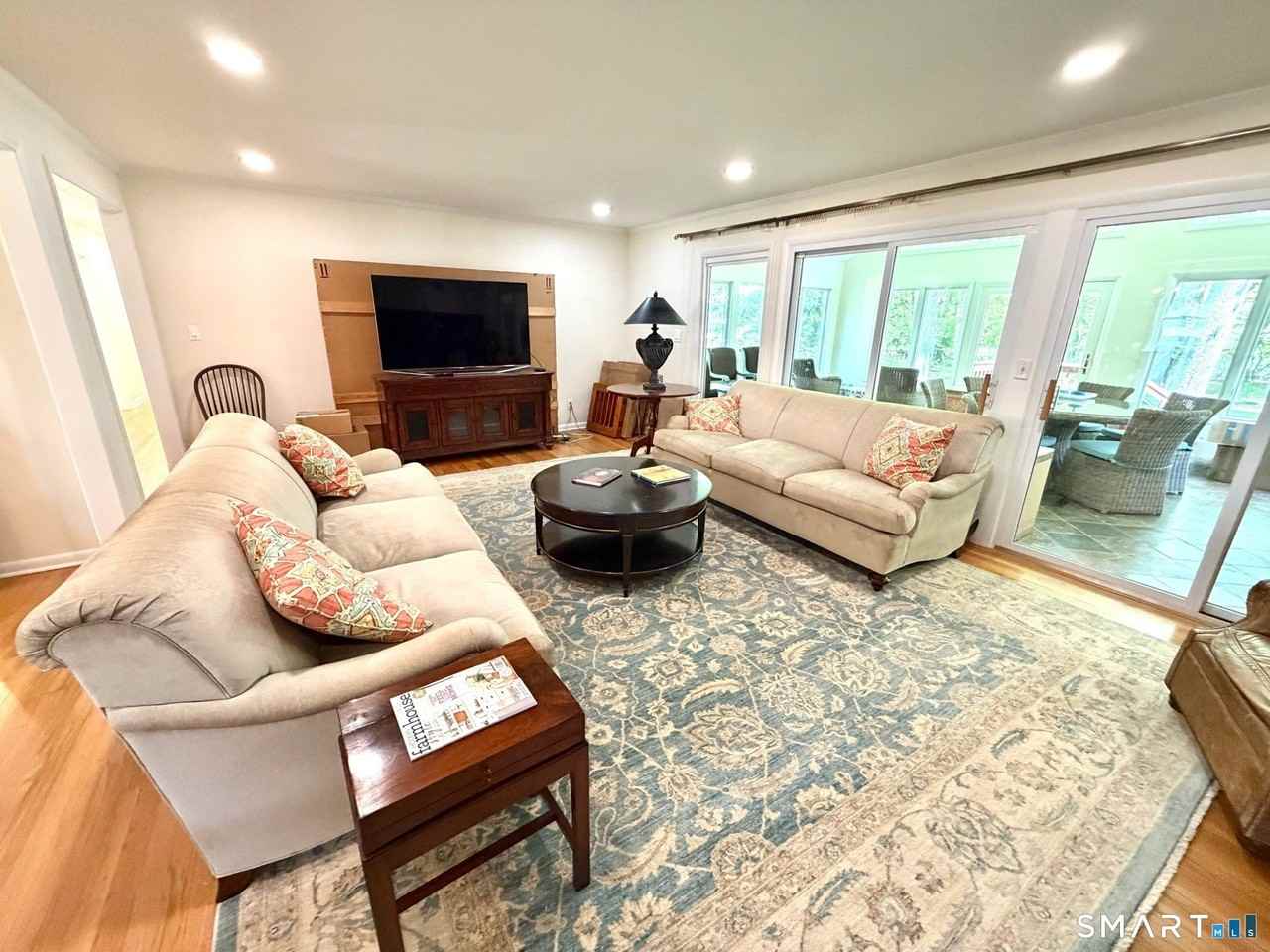 511 Roxbury Rd - Photo 3 of 16