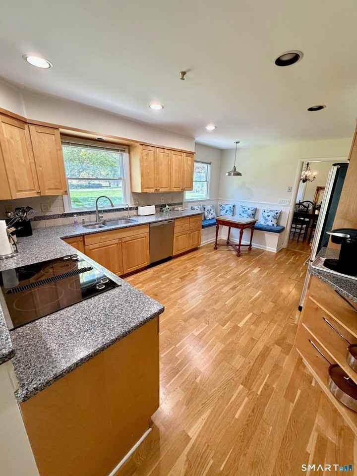 511 Roxbury Rd - Photo 5 of 16