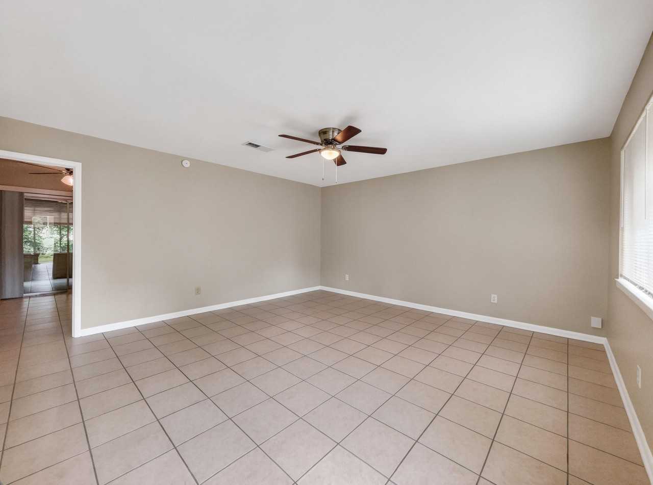 122 Jamestown Ave - Photo 2 of 11