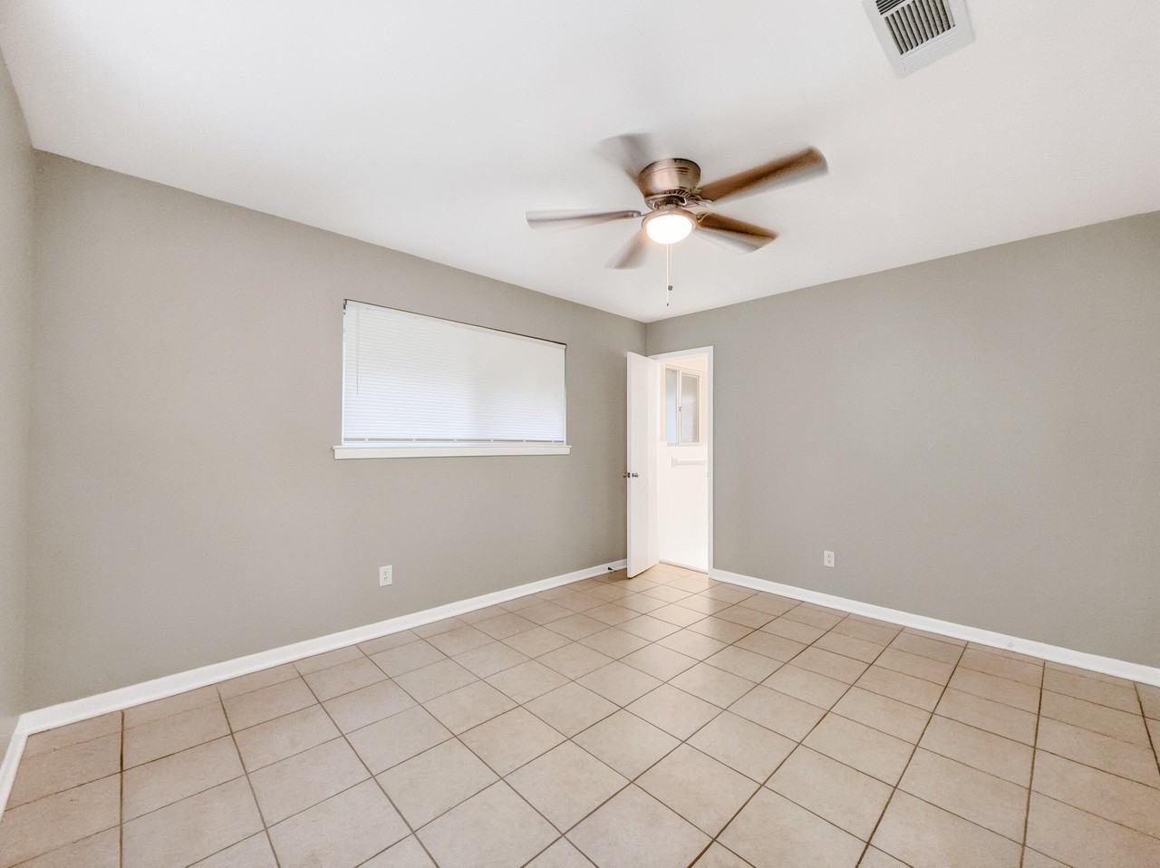 122 Jamestown Ave - Photo 6 of 11