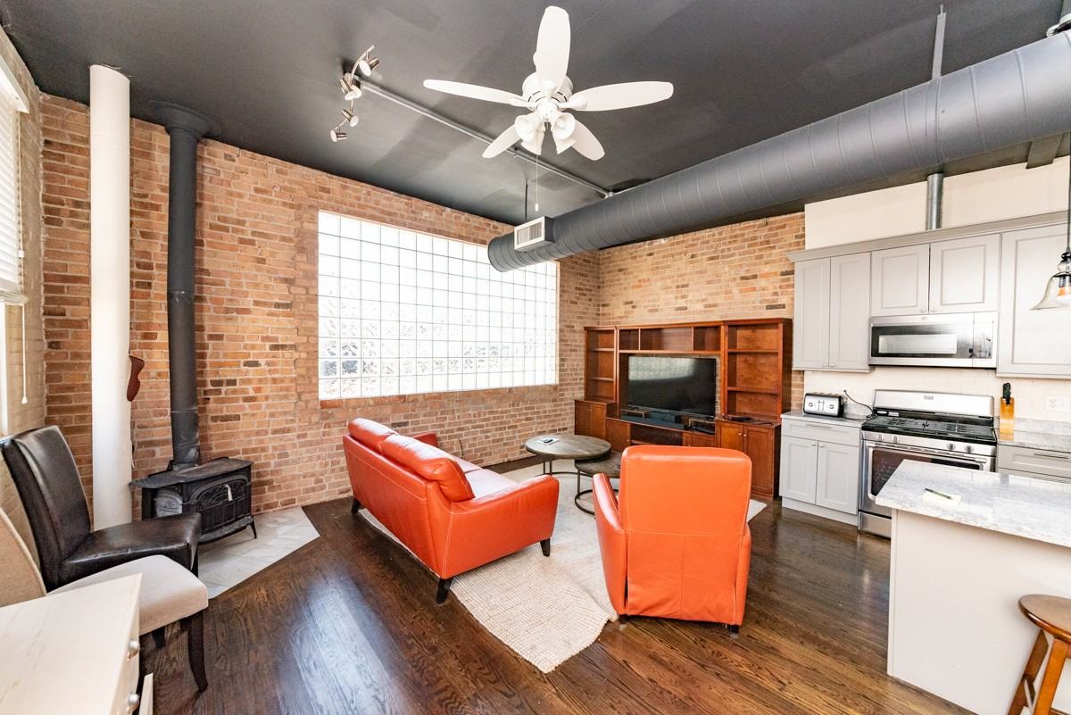 1214 W Belmont Ave #2R - Photo 2 of 15