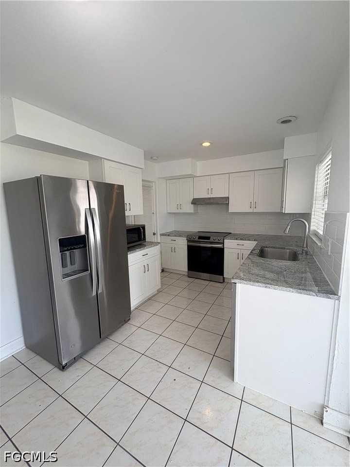 436 Bayshore Dr - Photo 2 of 11