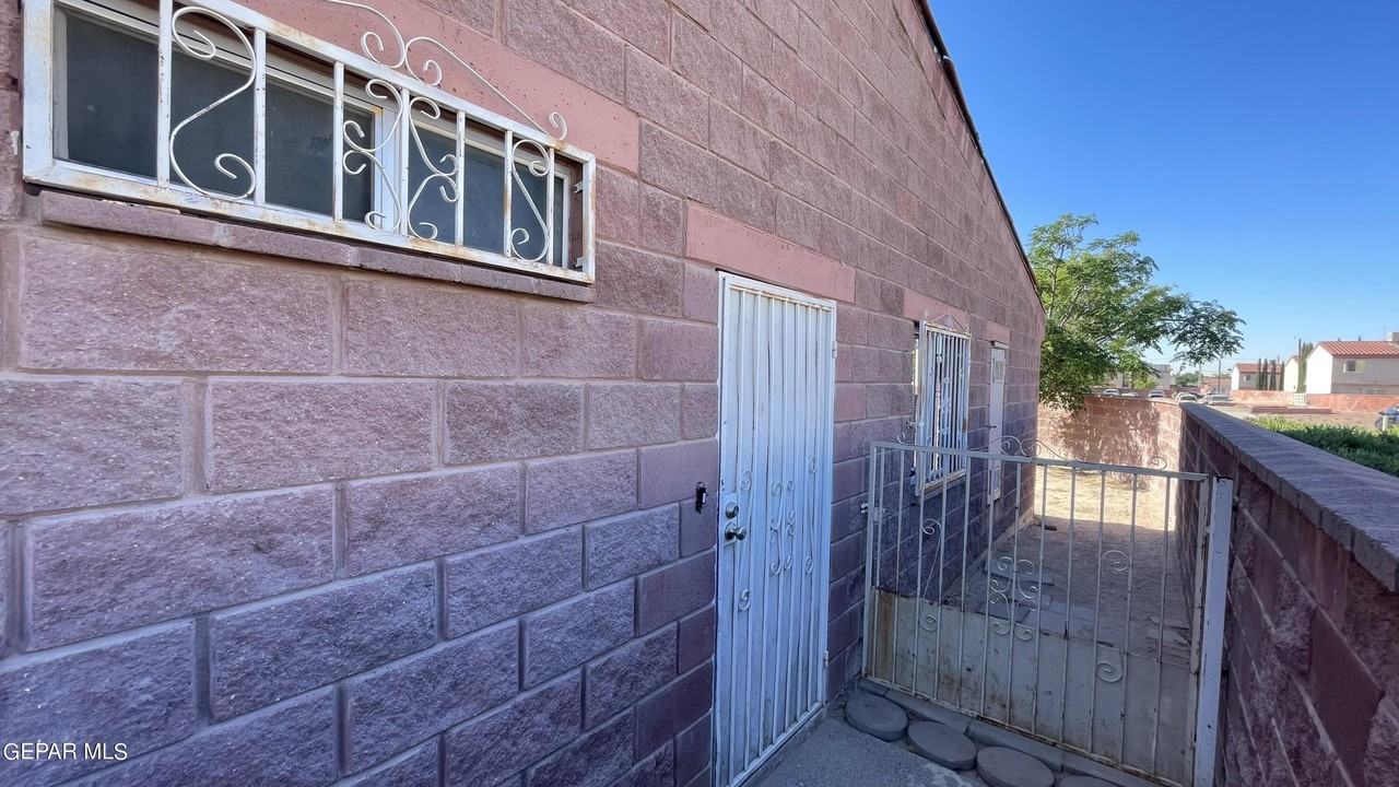 11040 Sunshine Ct - Photo 3 of 27