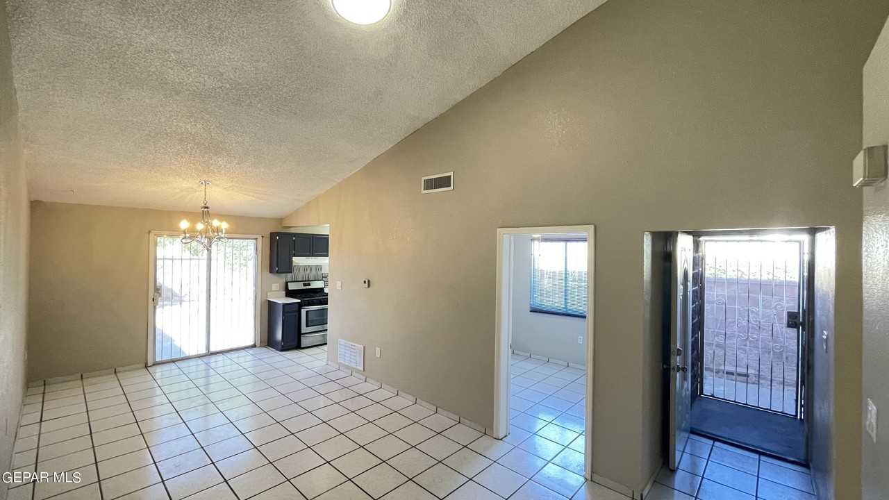 11040 Sunshine Ct - Photo 6 of 27