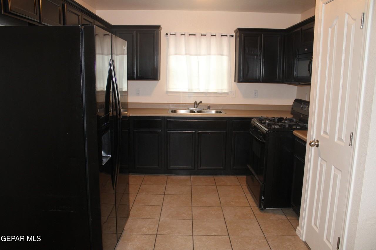 2236 Sparrow Point St - Photo 5 of 22
