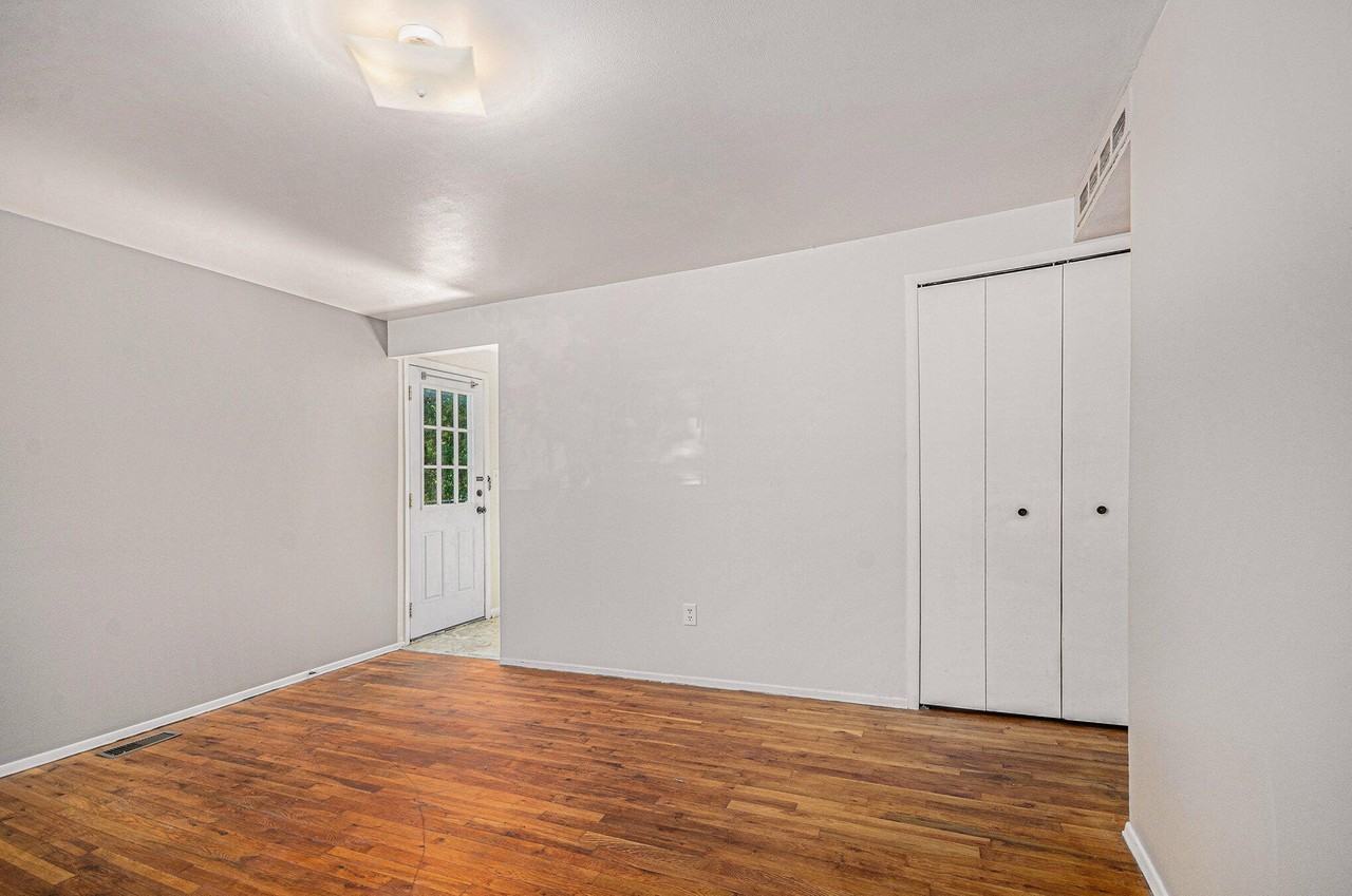 4 Burlingame Ct - Photo 5 of 19