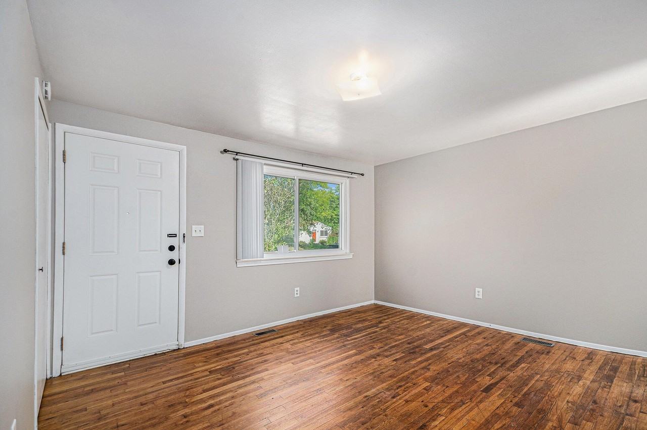 4 Burlingame Ct - Photo 6 of 19