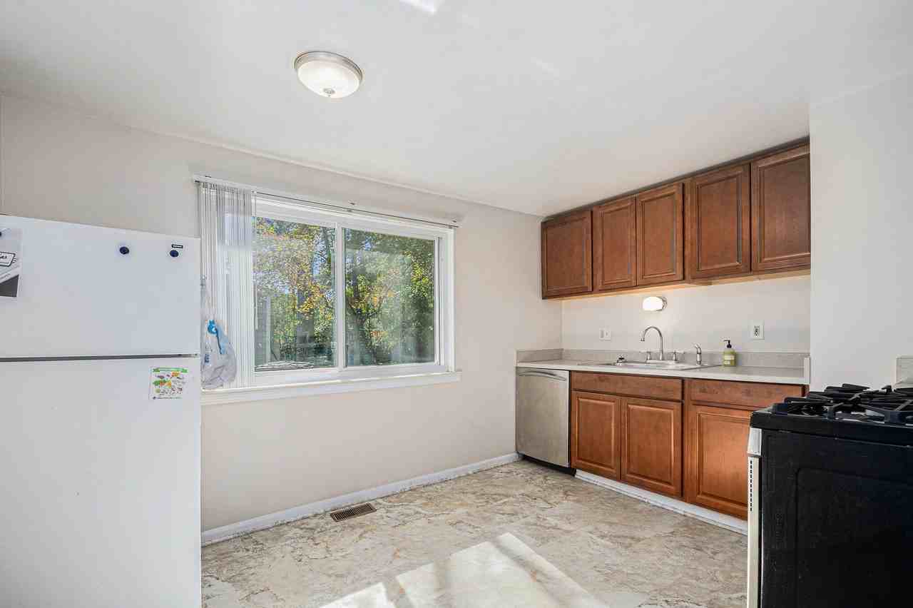 4 Burlingame Ct - Photo 7 of 19