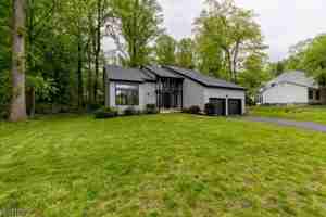 featured image of 9 Wick Ln