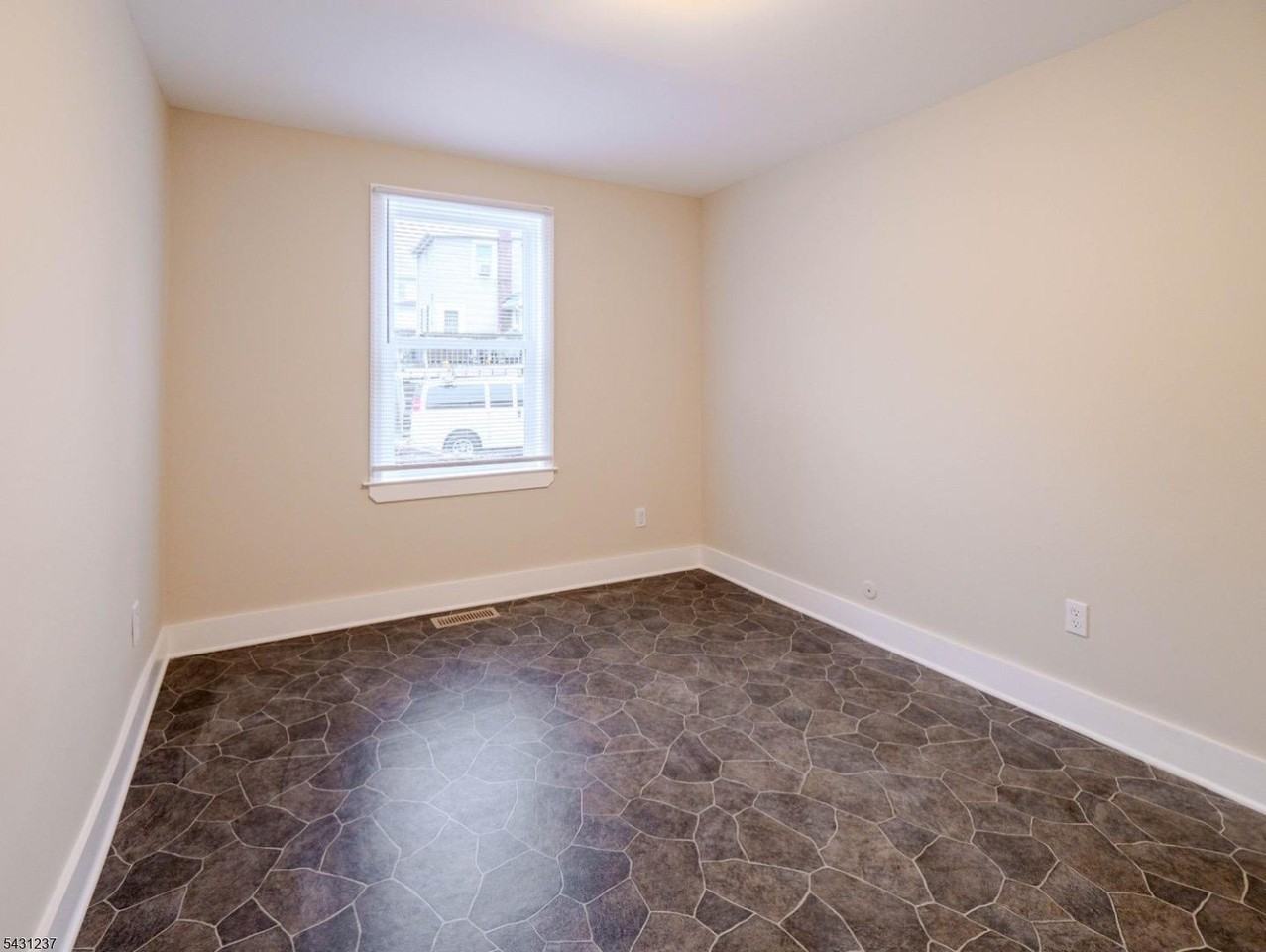 88 Trinity St - Photo 4 of 17