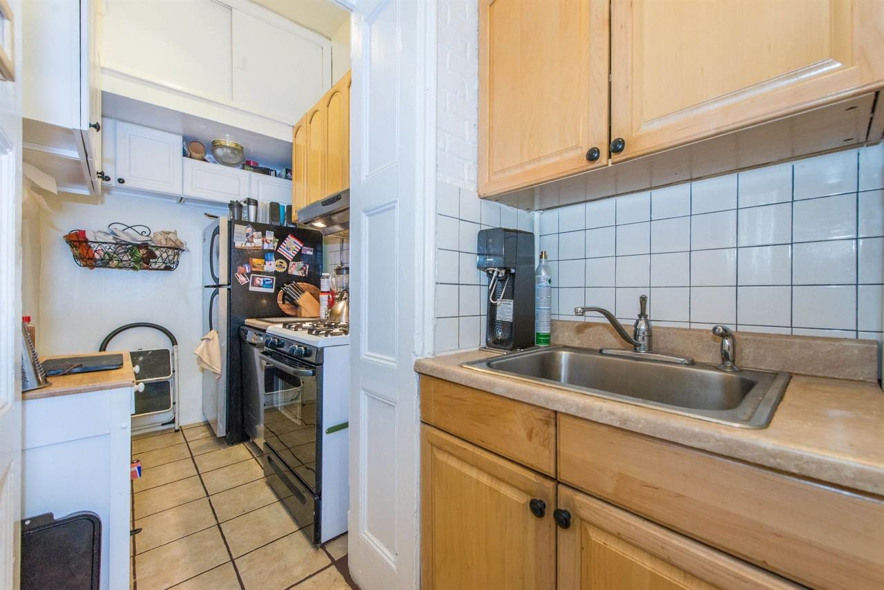 208 5th St #2 - Photo 4 of 7
