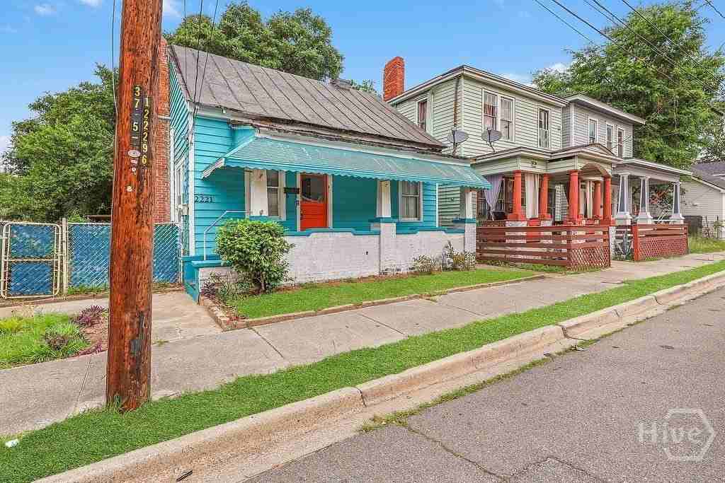 2221 Harden St - Photo 2 of 39