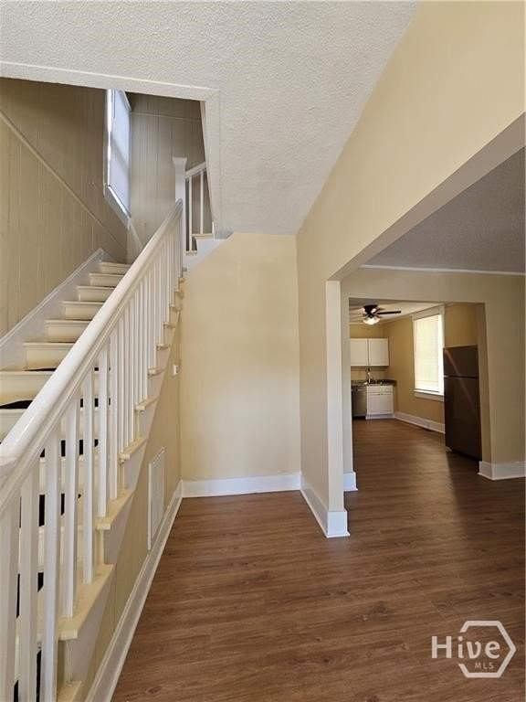 714 W 38th St - Photo 6 of 44