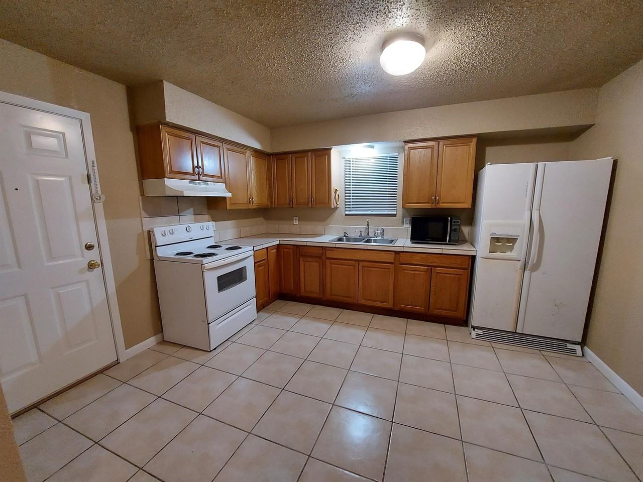 1611 2nd St - Photo 4 of 11