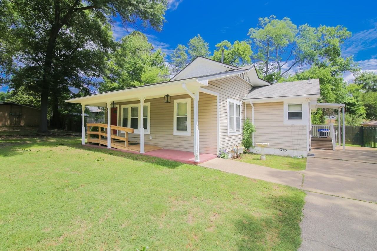 302 Woodlawn Dr - Photo 2 of 24