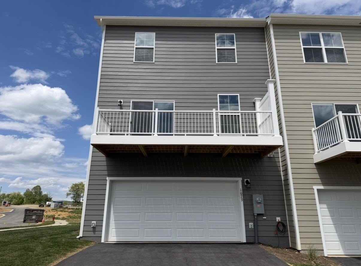1073 Balsam Ln - Photo 4 of 47