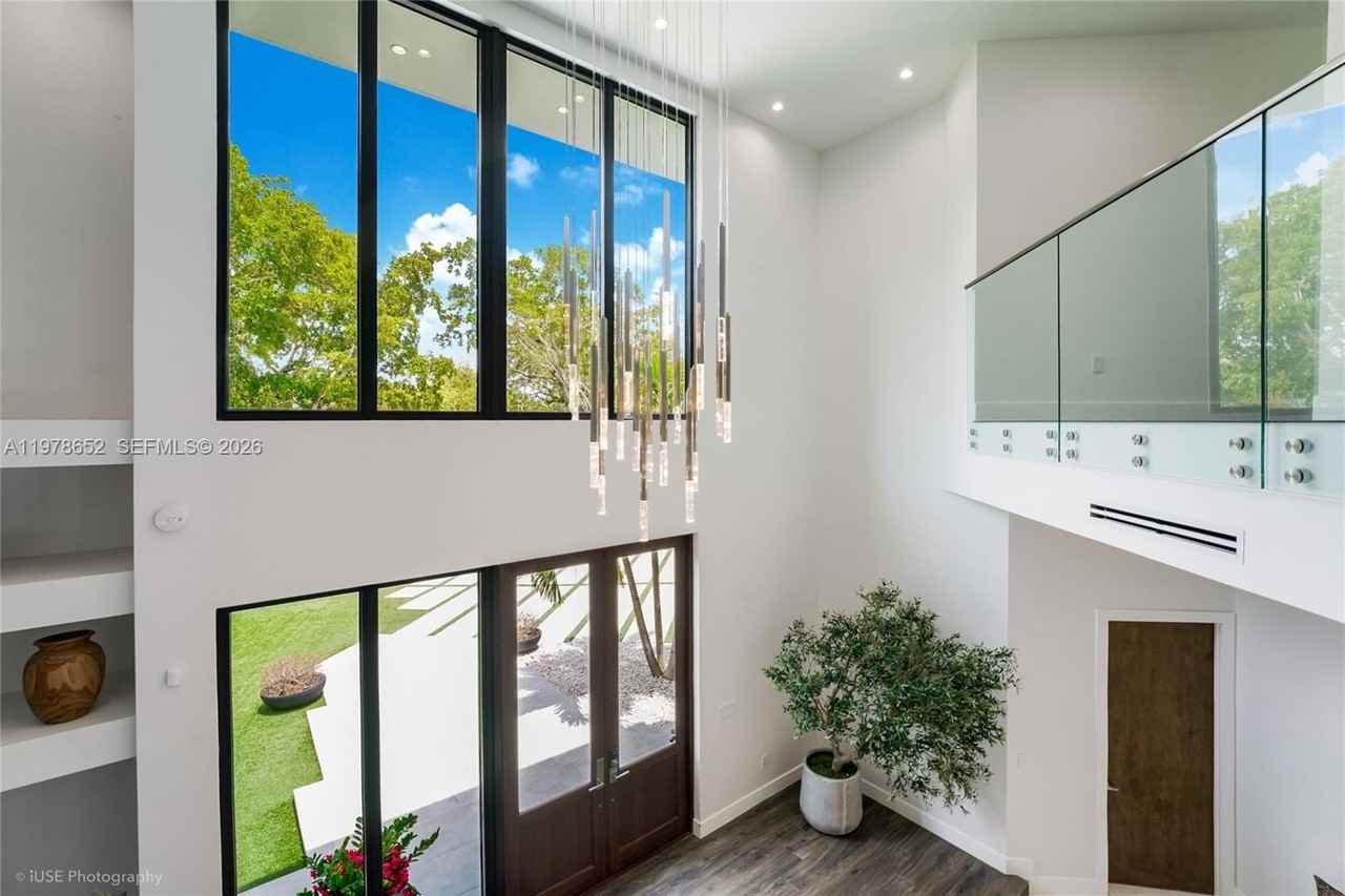 56 Samana Dr - Photo 2 of 32