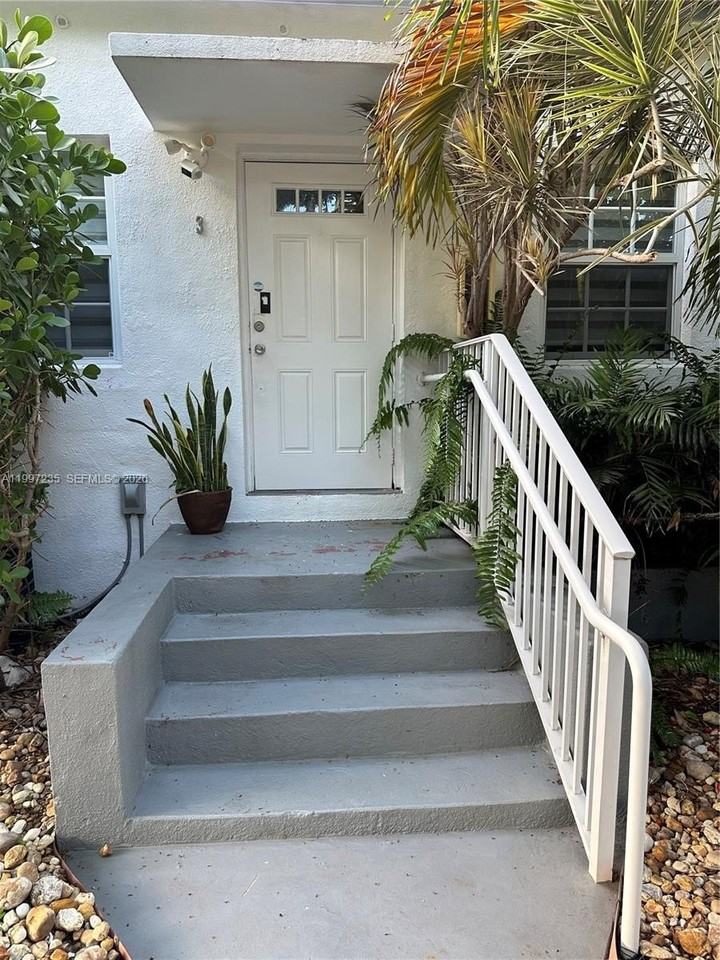 8401 Crespi Blvd #3 - Photo 2 of 24