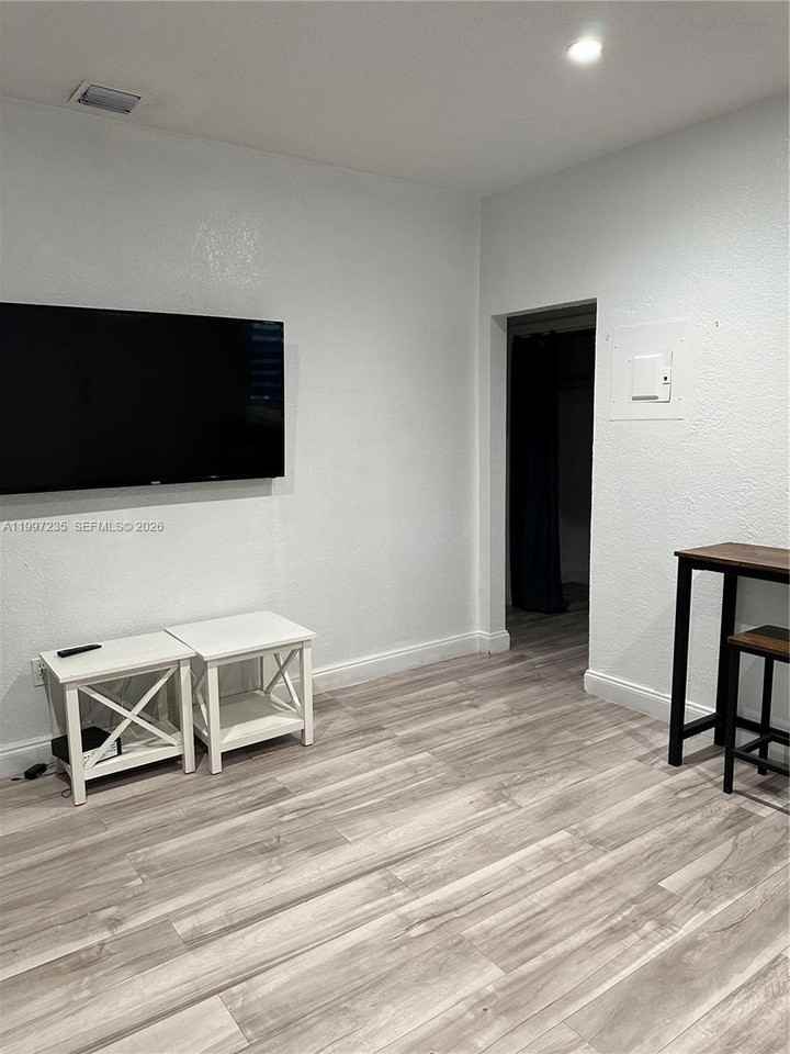 8401 Crespi Blvd #3 - Photo 3 of 24