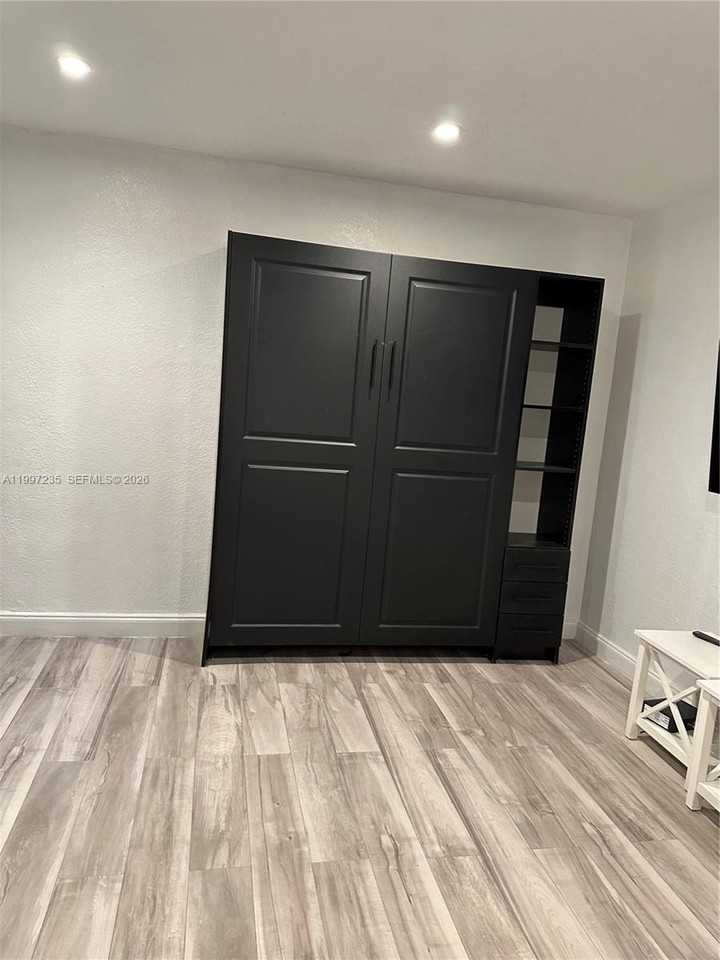 8401 Crespi Blvd #3 - Photo 4 of 24