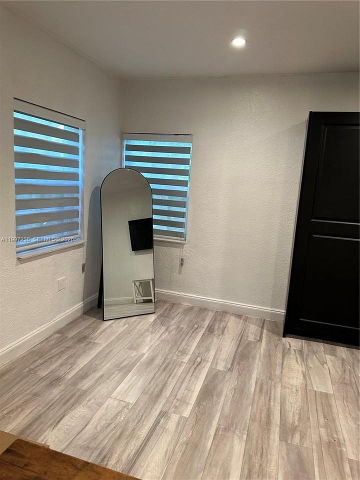 8401 Crespi Blvd #3 - Photo 5 of 24