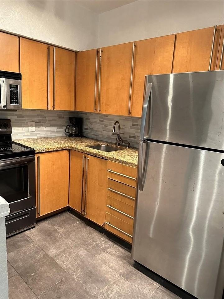 8401 Crespi Blvd #3 - Photo 6 of 24