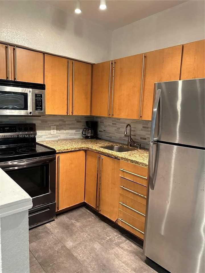 8401 Crespi Blvd #3 - Photo 7 of 24