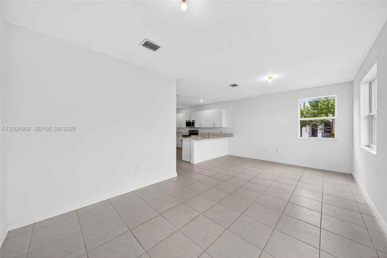 5555 Nw 27th St - Photo 5 of 50