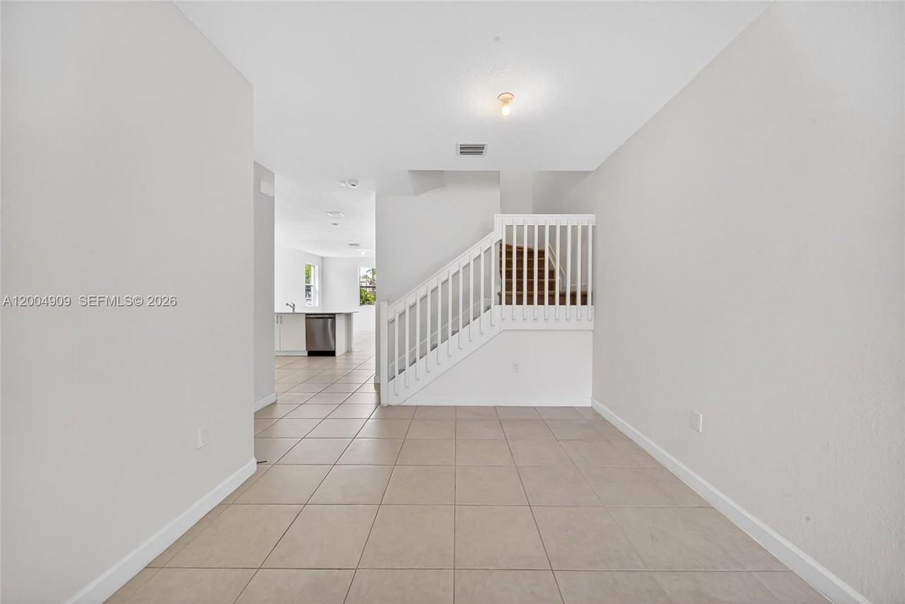 5555 Nw 27th St - Photo 6 of 50