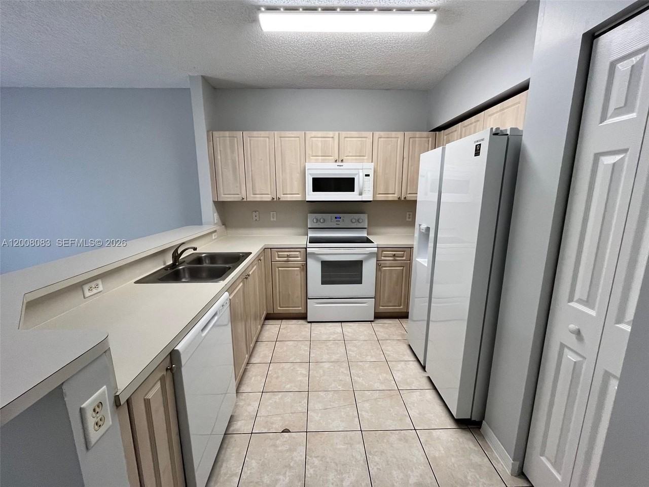 2210 Se 25th Ave #2210 - Photo 4 of 12