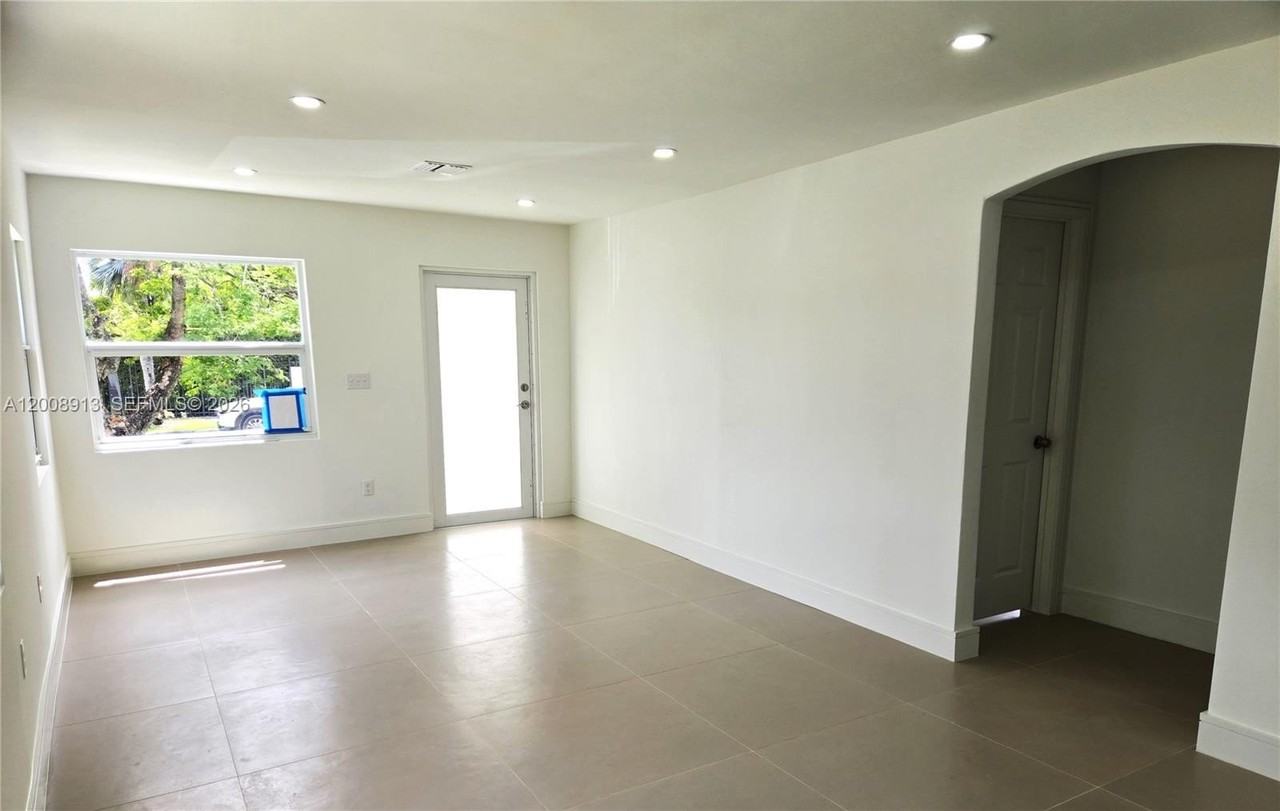 1002 Sw 65th Ave #1 - Photo 2 of 8