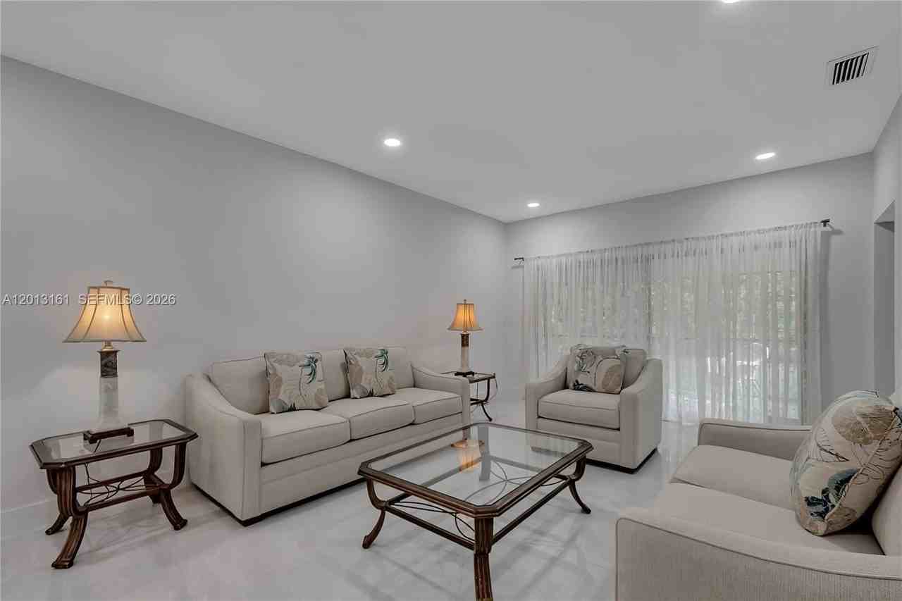 3374 Nw 28th Ter - Photo 6 of 27