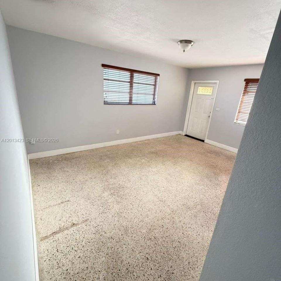 45 Nw 45th Ave #45 - Photo 3 of 17