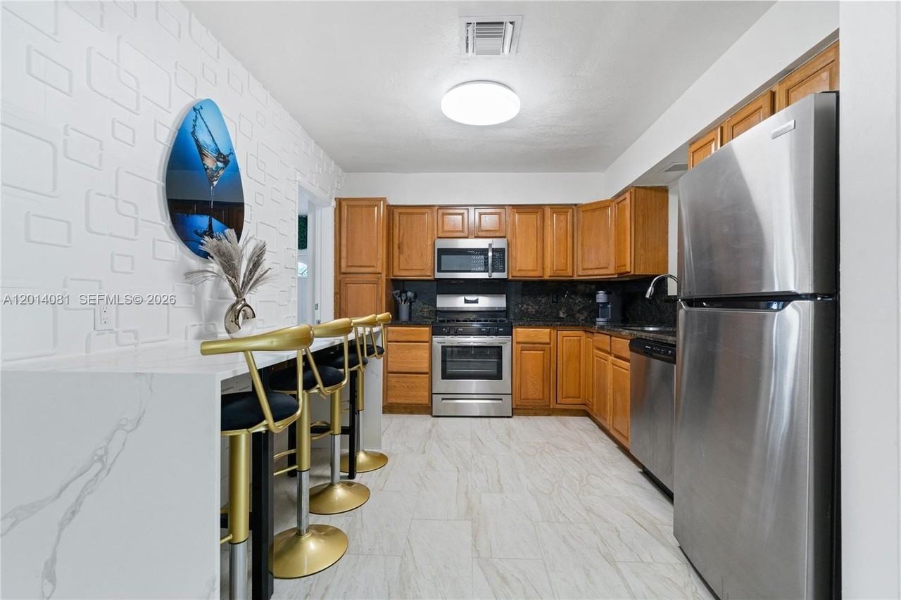 2125 N 14th Ct - Photo 4 of 24