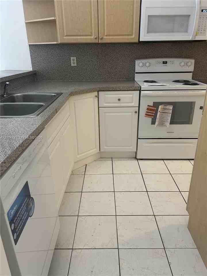 6804 Sw 37th St #11E - Photo 7 of 36