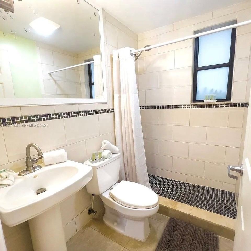585 Ne 66th St #3 - Photo 3 of 11