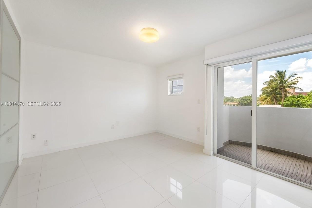 411 Sw 37th Ave #3B - Photo 2 of 14