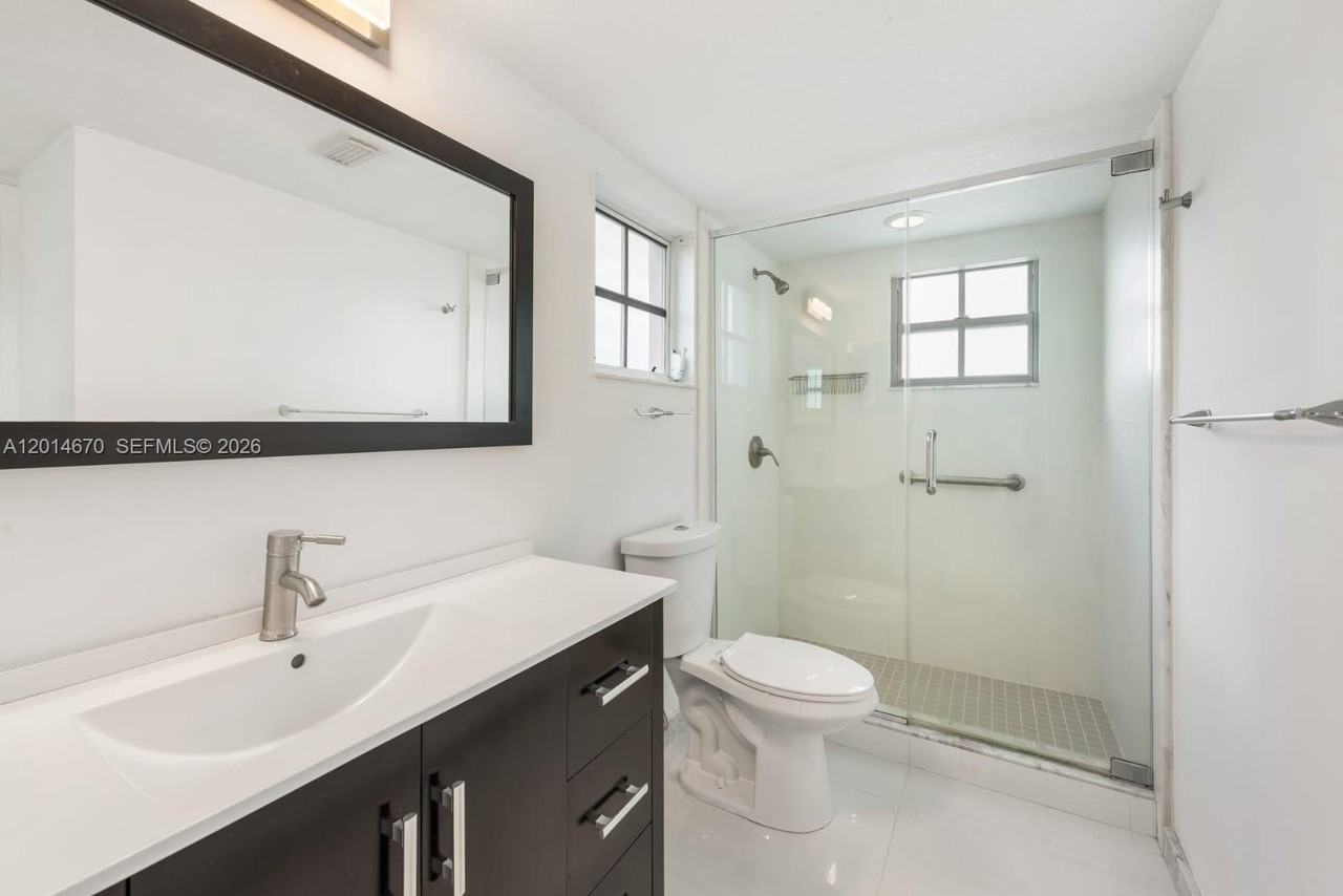 411 Sw 37th Ave #3B - Photo 3 of 14